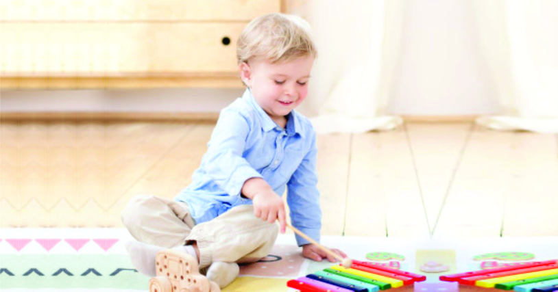 criança autista e instrumento musical